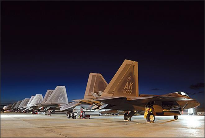 Khác với F-35 được thiết kế để thực hiện đa nhiệm vụ, F-22 Raptor được chú trọng vào một nhiệm vụ duy nhất đó là chiếm ưu thế trên không. Nguồn ảnh: USAF.