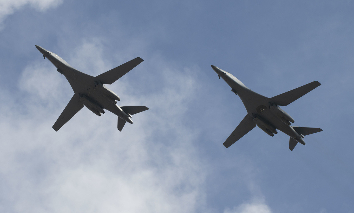 Trong khi đó máy bay ném bom hạng nặng siêu âm B-1B Lancer cũng đã được Không quân Mỹ đưa vào phục vụ từ năm 1986. Tới thời điểm hiện tại quân số của B-1B Lancer vào khoảng 104 chiếc, giá thành mỗi chiếc lên tới gần nửa tỷ USD. Nguồn ảnh: USAF.