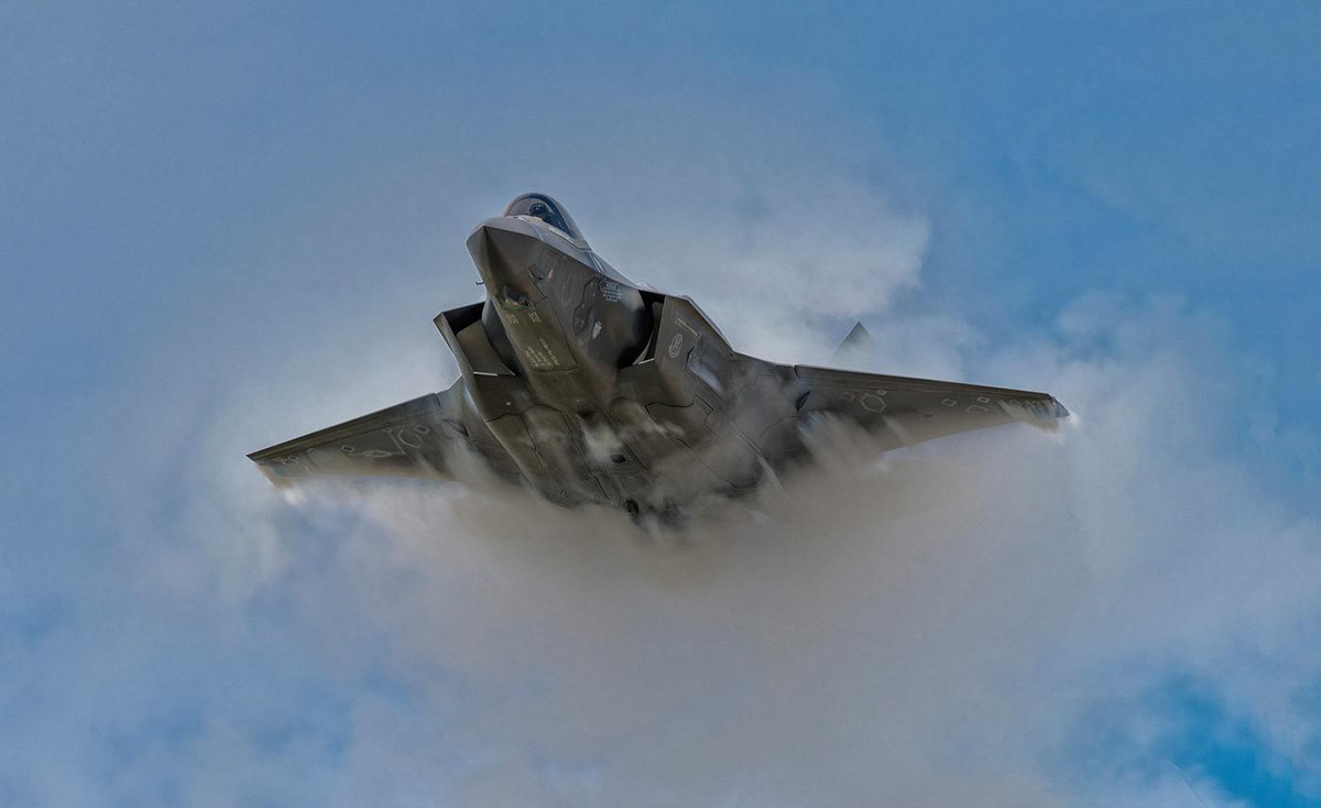 Ở chế độ “quái thú”, F-35 có thể mang theo 10 tấn vũ khí gồm bom và tên lửa. Với tải trọng vũ khí này, chiến đấu cơ F-35 Mỹ đã vượt xa cả Su-35 và Su-57 vốn chỉ có khả năng mang tối đa khoảng 8 tấn vũ khí. Đây là điều mà chưa tiêm kích đa năng một động cơ nào nào của Nga và Trung Quốc làm được.