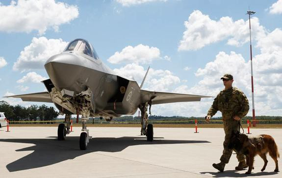 Máy bay được trang bị radar AN/APG-81 có thể phát hiện ra mục tiêu có diện tích 1m2 ở khoảng cách 150 km. AN/APG-81 có thể theo dõi 23 mục tiêu trong vòng 9 giây và radar này chỉ cần 2,4 giây để thông báo cho hệ thống vũ khí trang bị trên F-35 khai hỏa tiêu diệt 19 mục tiêu trong số đó.