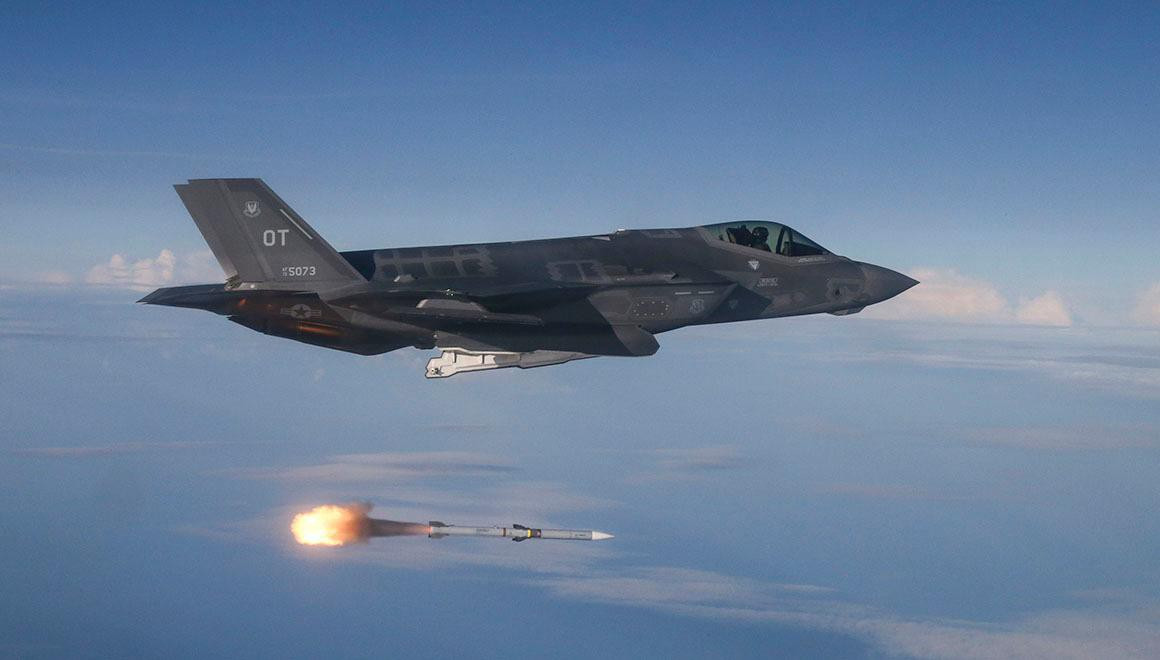 Australia là một trong những thành viên tham gia vào việc sản xuất tiêm kích F-35. Đước biết có tới 50 công ty của Australia cùng tham gia sản xuất linh kiện cho loại máy bay này theo các hợp đồng trị giá 2,7 tỷ AUD