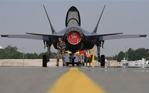 Vũ khí chủ lực của siêu tiêm kích này là các tên lửa không đối không ngoài tầm nhìn AIM-120 AMRAAM với tầm bắn tối đa 180 km. Với khả năng tàng hình, F-35 có thể tiêu diệt đối thủ trước khi đối phương kịp phát hiện ra chúng.