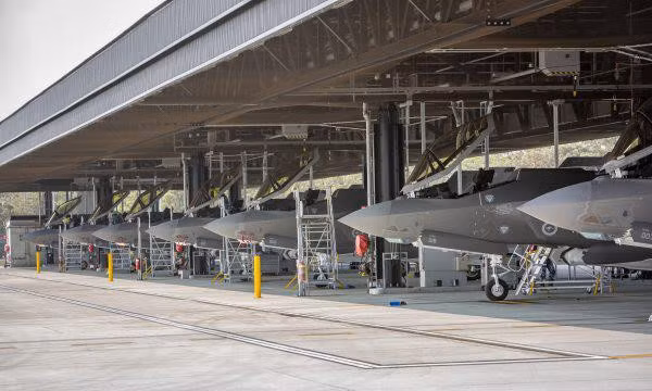 Khi được đưa vào sử dụng, những chiếc F-35A có tầm bay 2.200km sẽ phối hợp với các phi đội F/A-18F Super Hornet và EA-18G Growlers khẳng định ưu thế không chiến trong khu vực của Không quân Australia.