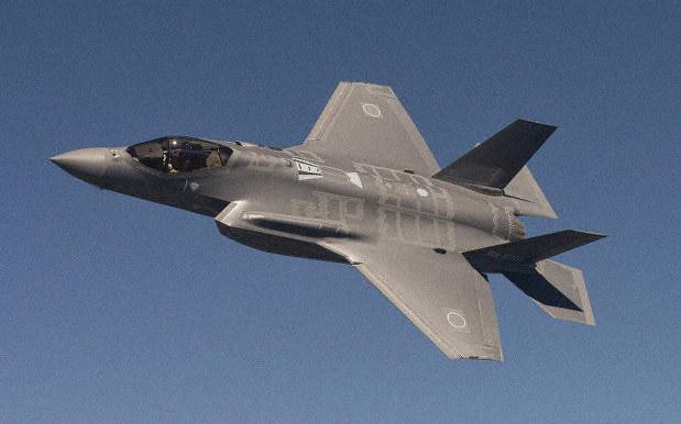 Máy bay có ba phiên bản F-35A, F-35B và F-35C. Về tính năng, F-35A có khả năng cất và hạ cánh như máy bay chiến đấu thông thường, F-35B có khả năng cất hạ cánh thẳng đứng và sử dụng đường băng ngắn còn F-35C có thể triển khai trên các tàu sân bay. Phiên bản F-35B là chiến đấu cơ đắt nhất trong ba mẫu F-35.