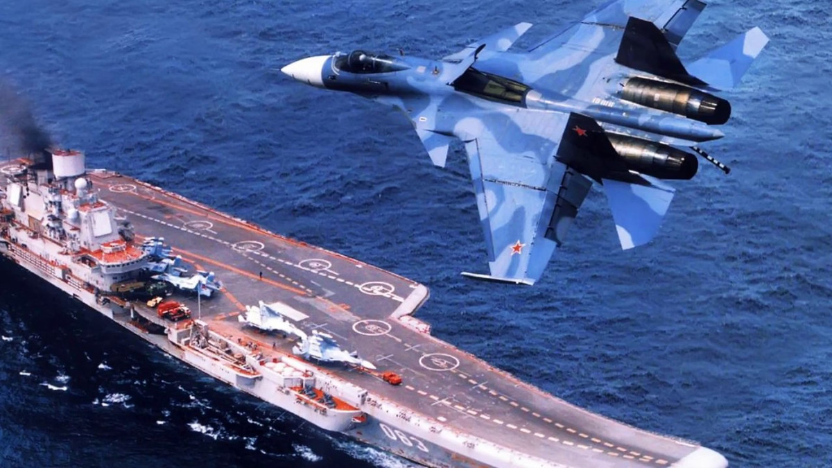 Trong khi đó tiêm kích Su-33 được xem là độc quyền của Nga, tuy nhiên sau khi tàu sân bay Kuznetsov bị đưa vào cảng sửa chữa, các tiêm kích hạm Su-33 đã "mất đất diễn". Nguồn ảnh: BMDP.