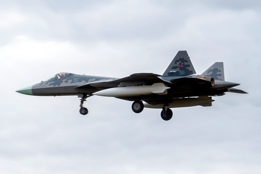 Tuy nhiên với tình cảnh của Hải quân Nga hiện nay khi mà lực lượng này không có bất cứ một tàu sân bay nào đủ khả năng trực chiến, rất có thể tiêm kích Su-57 phiên bản hoạt động trên tàu sân bay còn ra đời trước cả... tàu sân bay tiếp theo của Nga. Nguồn ảnh: BMDP.