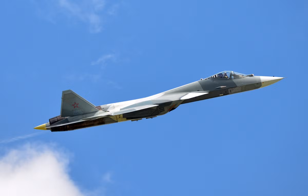 Ngoài ra, bản thân chiếc tiêm kích Su-57 cũng cần cải biên lại một vài chi tiết, bộ phận nhỏ khác như giá treo vũ khí, khoang chứa vũ khí,... để nó thích hợp với việc được bảo dưỡng và hậu cần trên tàu sân bay. Nguồn ảnh: BMDP.