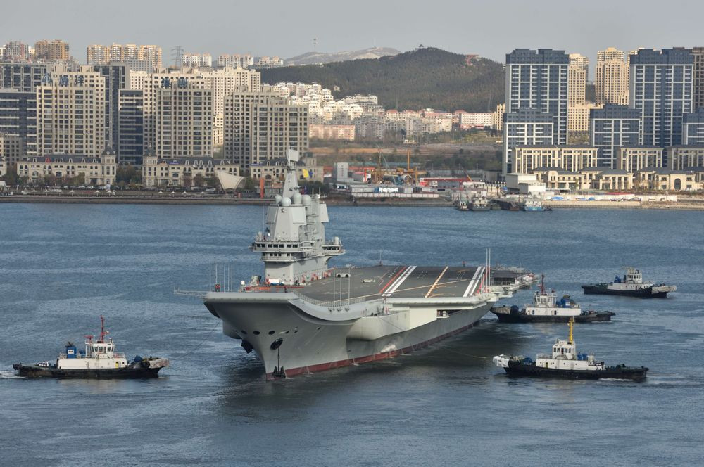 Mặc dù vậy tờ Bưu điện Hoa Nam Buổi sáng cũng nhận định, tàu sân bay Sơn Đông của Trung Quốc dường như vẫn chưa thể sẵn sàng trực chiến sau ba lần thử nghiệm trên biển liên tục từ đầu năm tới nay. Nguồn ảnh: Sina.