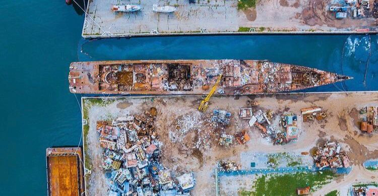 Có trọng giãn nước tối đa lên tới 8480 tấn, khu trục hạm Sovremenny được coi là lớp tàu khu trục hiện đại bậc nhất thế giới khi nó ra đời khi mà trang bị vũ khí và khả năng tác chiến dài ngày trên biển của khu trục hạm này vượt trội hơn hẳn so với những tàu chiến khác cùng loại. Nguồn ảnh: Sina.