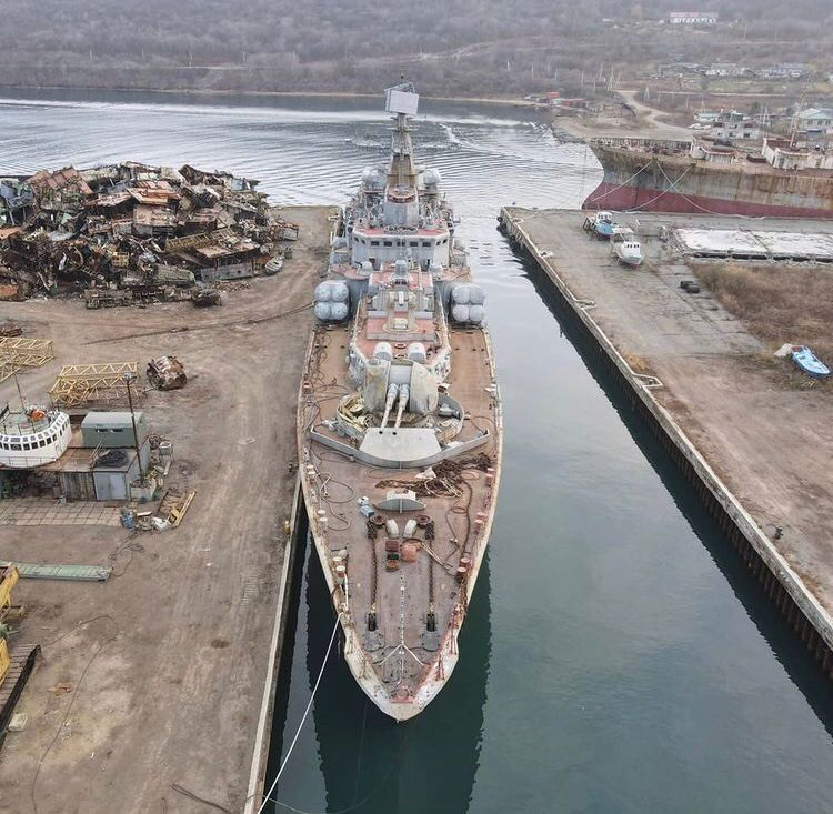 Ngoài ra, tàu còn được trang bị khả năng chống ngầm cực kỳ hiệu quả với bốn ống phóng ngư lôi kích thước tiêu chuẩn 533mm và 12 ống phóng pháo phản lực chống ngầm RBU-1000. Nguồn ảnh: Sina.