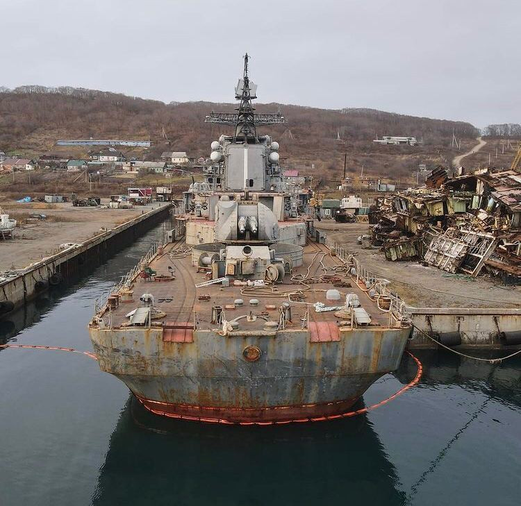 Di sản từ thời Liên Xô cũ này tới nay vẫn phải đang "xếp hàng" chờ đến lượt được đưa đi tháo dỡ để lấy kim loại tái chế. Nguồn ảnh: Sina.