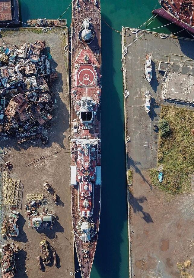 Tới nay khi đã nằm trong cảng chờ ngày bị rã sắt vụn, vẫn có thể thấy rõ dàn vũ khí cực kỳ mạnh mẽ trên tàu Bezboyaznennyy bao gồm bốn khẩu hải pháo AK-130, bốn khẩu pháo cao tốc AK-630, 8 ống phóng tên lửa chống hạm SS-N-22, 48 ống phóng tên lửa phòng không SA-N-7. Nguồn ảnh: Sina.