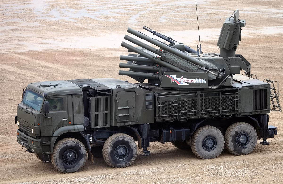 Không ít chuyên gia tỏ ra bất ngờ với hiệu suất tiêu diệt mục tiêu khá đáng nể của các tổ hợp Pantsir do Nga sản xuất, đặc biệt là nếu các số liệu trên chính xác. Nguồn ảnh: BMDP.