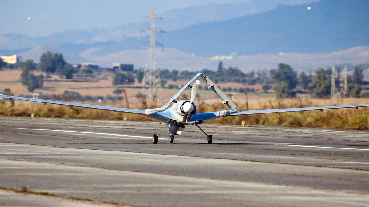 Hiện tại phía Thổ Nhĩ Kỳ vẫn chưa lên tiếng xác nhận số lượng "thương vong" cao khổng lồ của dàn UAV Bayraktar TB2. Tuy nhiên nếu các số liệu phía Arab và Nga đưa ra là chính xác, rất có thể Bayraktar TB2 của Ankara đang rơi vào cảnh sắp bị tuyệt chủng. Nguồn ảnh: BMDP.