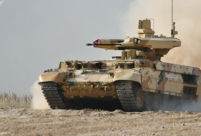 Tuy nhiên, có vẻ như dàn vũ khí của Terminator lại không được thiết kế để có thể tối ưu hóa được khả năng bảo vệ xe tăng. Với vũ trang bao gồm pháo nòng đôi 30mm cùng với bốn tên lửa chống tăng Ataka, về cơ bản hỏa lực của Kẻ Hủy Diệt đủ để đối phó với các loại phương tiện cơ giới của đối phương nhưng khó có thể bảo đảm an toàn hoàn toàn được cho xe tăng chủ lực trên chiến trường. Nguồn ảnh: Militaryw.