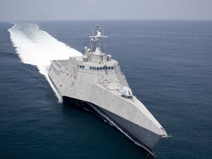 Đó là chưa tính tới chi phí vận hành cao khủng khiếp, đơn cử như loại hải pháo thế hệ mới được Mỹ trang bị lên các tàu chiến tàng hình của mình tốn tới gần 1 triệu USD cho một phát bắn khi sử dụng đạn thông minh. Nguồn ảnh: USNI.