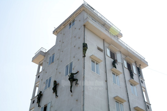 Huấn luyện giải cứu con tin trên nhà cao tầng của bộ đội trinh sát.