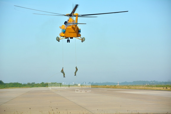 Đổ bộ đường không bằng dây chuyên dụng trên mặt đất là bài học khó. Yêu cầu đặt ra cho chiến đấu viên là phải có sức khỏe bền bỉ, dẻo dai, thuần thục kỹ thuật động tác.