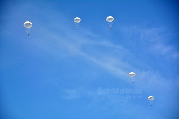 Huấn luyện nhảy dù và đổ bộ đường không.