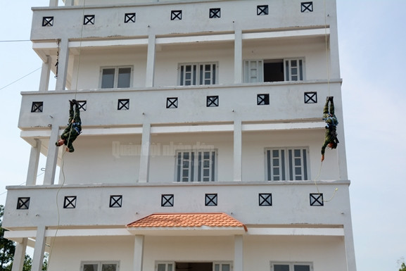 Thực hành huấn luyện kỹ thuật tác chiến khu nhà cao tầng