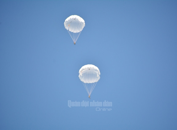 Nhảy dù thường ở độ cao từ 800 mét đến 1.400 mét.