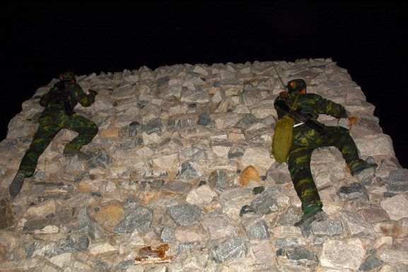 Huấn luyện trong đêm tối cần sự nỗ lực rất lớn của bộ đội trinh sát.