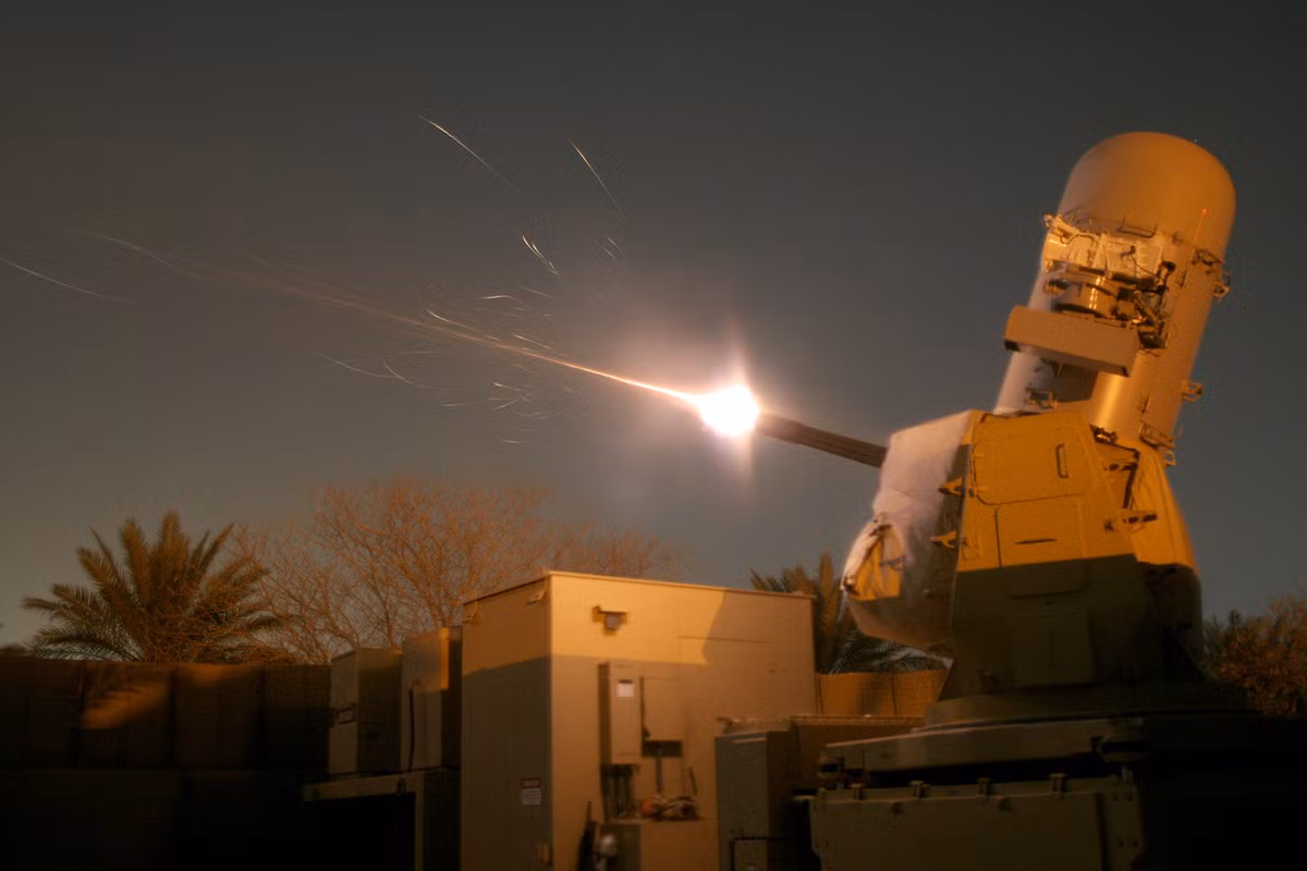 Đây cũng là tổ hợp phòng thủ tầm gần được trang bị trên hầu hết các tàu chiến Mỹ hiện nay và được coi là "chốt chặn cuối cùng", chỉ khai hỏa khi các tổ hợp đánh chặn tầm xa khác không phát huy được hiệu quả. Nguồn ảnh: Pintetest.