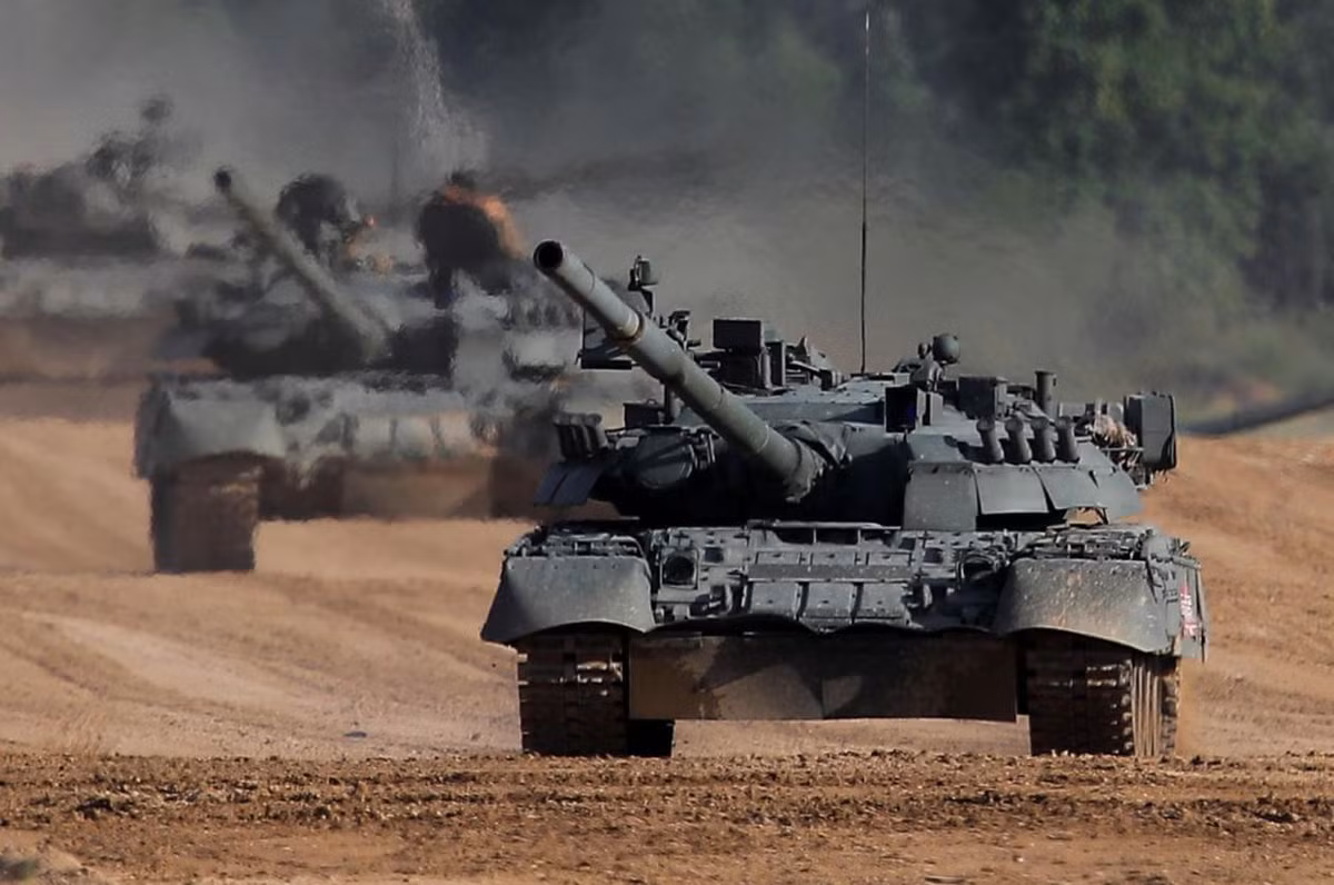 Ví dụ như con số hơn 12.000 xe tăng của Nga thì phần lớn trong số đó đang ở tình trạng niêm cất, nhiều xe trong số đó chẳng còn khối phục được nữa sau hàng chục năm bị bỏ ngoài trời nhưng vẫn tính là trong biên chế.