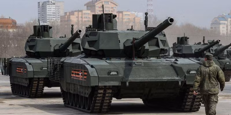 Xe tăng chiến đấu chủ lực T-14 Armata hiện vẫn chỉ "mạnh trên giấy", nó chưa từng thể hiện năng lực trên thực địa, ngoài ra quân đội Nga cho tới cuối năm 2020 cũng chưa nhận được chiếc nào.