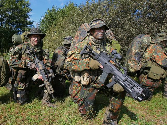 Tay kéo lên đạn nằm phía trên thân súng, dưới hệ thống ngắm, khi cần sử dụng xạ thủ có thể kéo về bên trái hay bên phải.