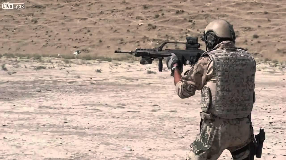 Lúc này, binh lính Đức chống trả quyết liệt nhóm phục kích Taliban, những khẩu súng G-36 liên tục nhả đạn về phía phiến quân.