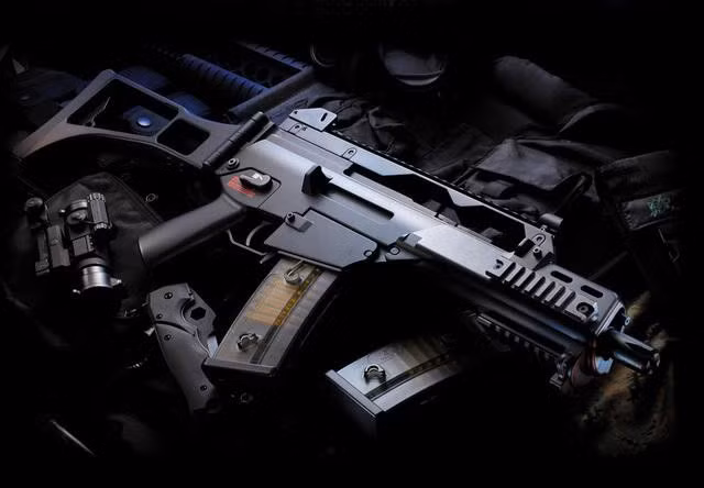 Sau một cuộc điều tra kéo dài, kết quả cho thấy HK G-36 mất đáng kể độ chính xác khi nòng súng trở nên quá nóng trong quá trình bắn. HK G-36 không tương thích với hệ thống đạn hiện có và rất nhạy cảm với điều kiện nhiệt độ cao; ốp lót tay phía trước quá nóng khi bắn liên thanh và bị lỏng ra.