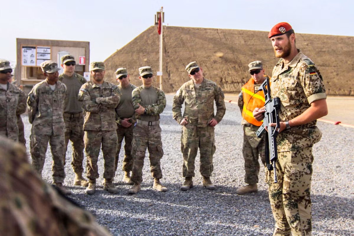 Ngay lập tức nguyên nhân được chỉ ra rằng do các bộ phận của súng, cụ thể là ốp đỡ nòng bằng nhựa Polymer đã bị giãn nở khi quá nhiệt ở môi trường nóng tại Afghanistan nhất là khi súng được bắn ở cường độ cao.