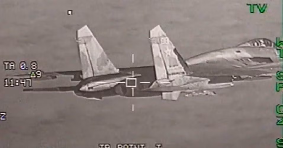 "Thông báo cho biết Nga và Trung Quốc hiện là 'đối thủ quyết định' của Mỹ, đặt ra "mối đe dọa chiến lược lâu dài cũng như nghiêm trọng nhất'", tờ The Guardian trích dẫn.