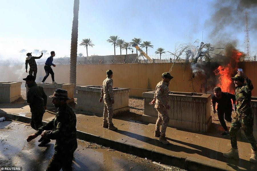 Tổng thống Trump ám chỉ vụ tấn công được thực hiện từ lãnh thổ của Iran, đồng thời cảnh báo rằng, Washington sẽ quy trách nhiệm cho Tehran nếu bất kỳ công dân Mỹ nào thiệt mạng.