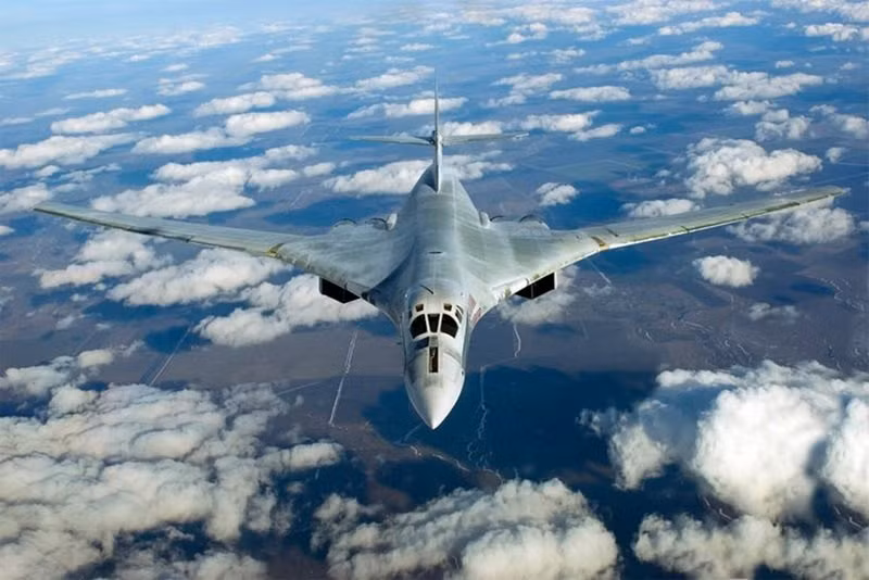 Trong thời gian từ năm 1999 tới năm 2001, các chuyên gia, thợ máy và phi công Nga đã liên tục có mặt ở sân bay Pryluky của Ukraine để lần lượt đưa từng chiếc oanh tạc cơ chiến lược về nước. Nguồn ảnh: Sina.