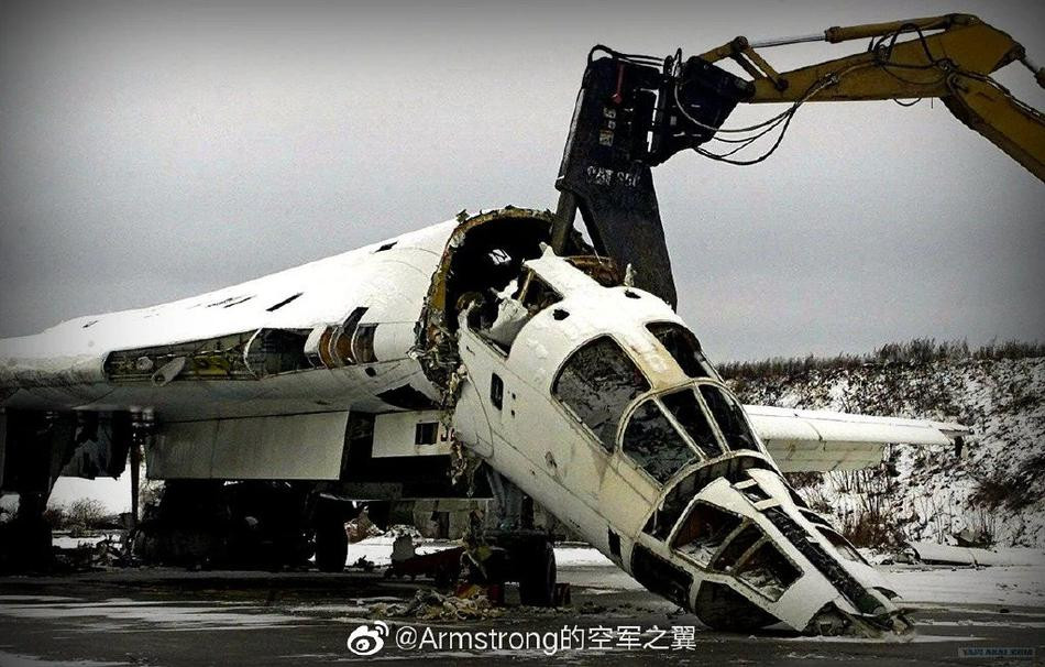 Ngay sau khi Liên Xô tan rã, Ukraine đã sở hữu tới 19 chiếc Tu-160 trong lãnh thổ của quốc gia này. So với tổng cộng 44 chiếc Tu-160 được Liên Xô sản xuất trước đó, con số máy bay chiến lược Tu-160 mà Ukraine sở hữu rõ ràng là quá lớn. Nguồn ảnh: Sina.