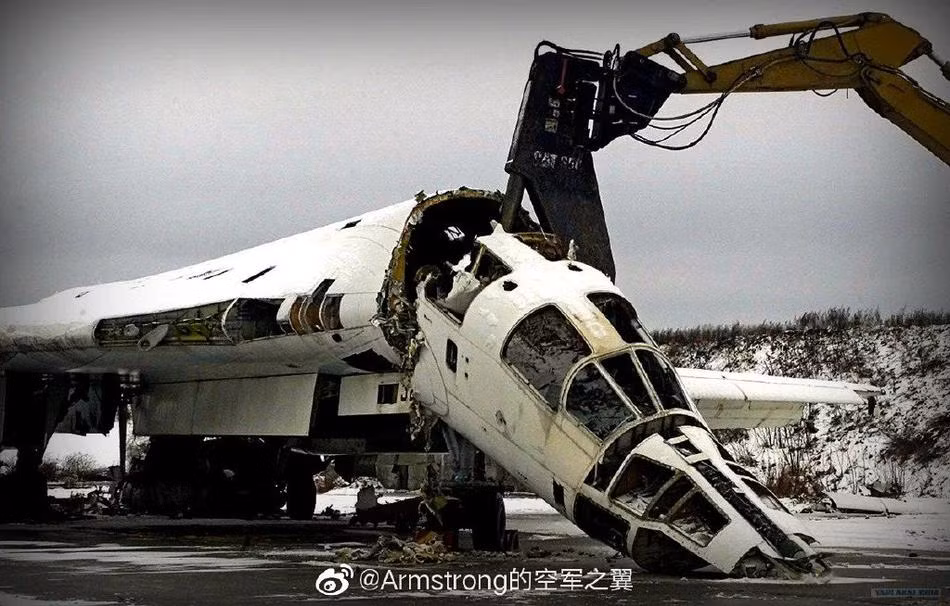 Ngay sau khi Liên Xô tan rã, Ukraine đã sở hữu tới 19 chiếc Tu-160 trong lãnh thổ của quốc gia này. So với tổng cộng 44 chiếc Tu-160 được Liên Xô sản xuất trước đó, con số máy bay chiến lược Tu-160 mà Ukraine sở hữu rõ ràng là quá lớn. Nguồn ảnh: Sina.