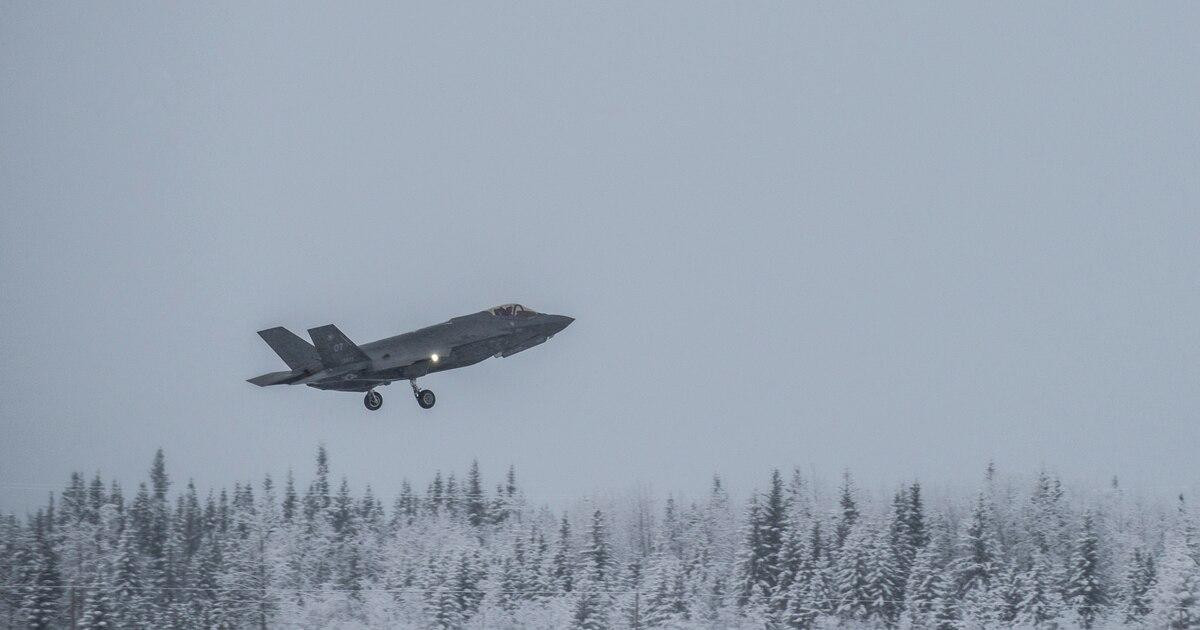 Ngoài ra, Lầu Năm Góc còn có 40 chiếc tiêm kích F-22 Raptor bố trí ở căn cứ không quân Elmendorf-Richardson. Rõ ràng là tất cả sức mạnh nổi bật này nằm không xa eo biển Bering, nơi mở ra một lối thoát từ "Tuyến đường biển phía Bắc" đến châu Á.