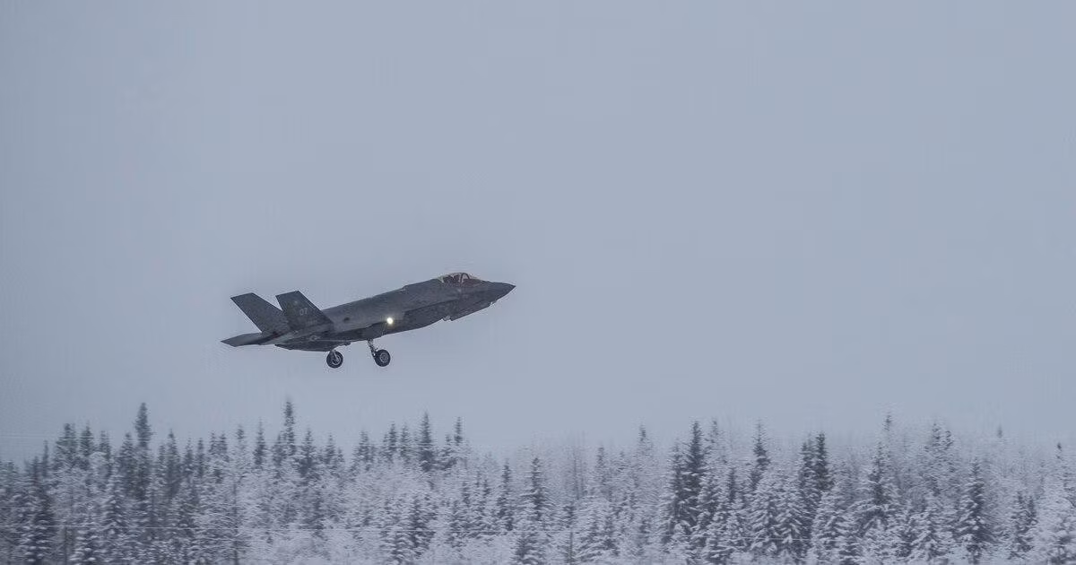 Ngoài ra, Lầu Năm Góc còn có 40 chiếc tiêm kích F-22 Raptor bố trí ở căn cứ không quân Elmendorf-Richardson. Rõ ràng là tất cả sức mạnh nổi bật này nằm không xa eo biển Bering, nơi mở ra một lối thoát từ "Tuyến đường biển phía Bắc" đến châu Á.