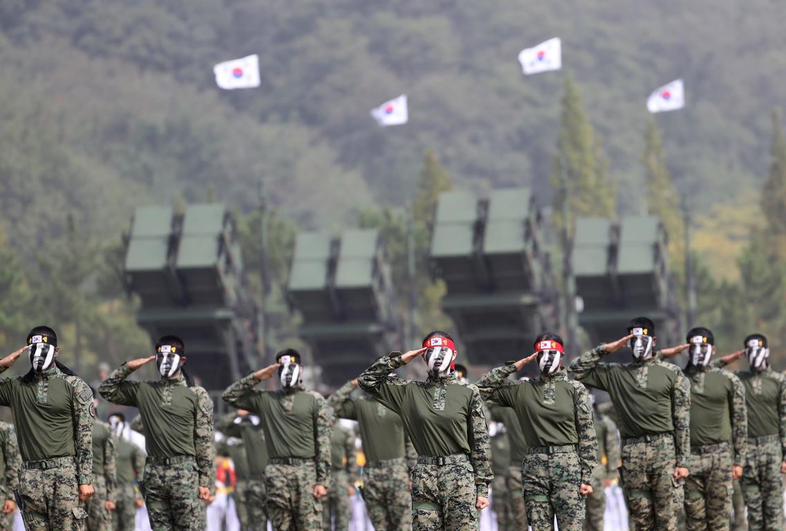 Như vậy, chỉ với khoảng 750 triệu USD, Hàn Quốc đã sở hữu dàn vũ khí cực kỳ có giá trị, bao gồm 67 thiết giáp BMP, 43 xe tăng chủ lực T-80U, 2700 tên lửa chống tăng 9M131, 15 trực thăng Ka-32, 3 tàu đổ bộ đệm khí và 23 máy bay huấn luyện cùng nhiều loại vũ khí khác với số lượng ít hơn. Đây rõ ràng là một món hời cực kỳ lớn đối với Seoul. Nguồn ảnh: Chosul.