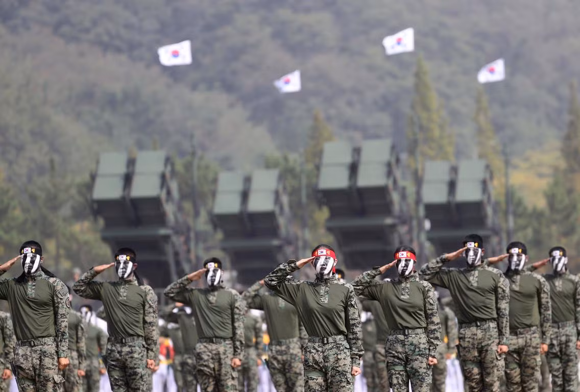 Như vậy, chỉ với khoảng 750 triệu USD, Hàn Quốc đã sở hữu dàn vũ khí cực kỳ có giá trị, bao gồm 67 thiết giáp BMP, 43 xe tăng chủ lực T-80U, 2700 tên lửa chống tăng 9M131, 15 trực thăng Ka-32, 3 tàu đổ bộ đệm khí và 23 máy bay huấn luyện cùng nhiều loại vũ khí khác với số lượng ít hơn. Đây rõ ràng là một món hời cực kỳ lớn đối với Seoul. Nguồn ảnh: Chosul.