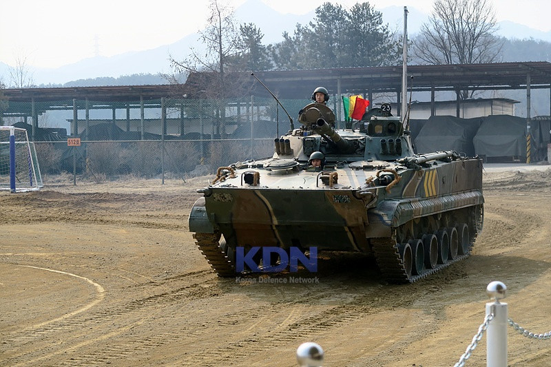 Lô vũ khí đầu tiên được Nga chuyển cho Hàn Quốc trong giai đoạn 1996 tới 1998 có giá trị 209 triệu USD, toàn bộ số tiền này sẽ được tính vào các khoản nợ từ thời Liên Xô. Trong lô hàng này, đầu tiên là 30 xe thiết giáp BMP-3 kèm theo 550 tên lửa chống tăng 9M117 Bastion để trang bị cho các xe thiết giáp này. Nguồn ảnh: Chosul.