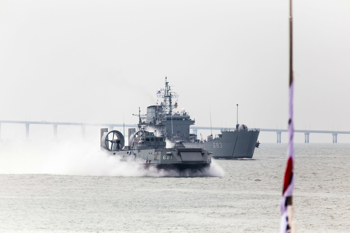 Các tàu đổ bộ đệm khí hiện đại bậc nhất thế giới này đã giúp năng lực đổ bộ đường biển của Hàn Quốc được nâng lên một tầm cao mới, sánh ngang với các cường quốc trên thế giới vào thời điểm bấy giờ. Nguồn ảnh: Chosul.