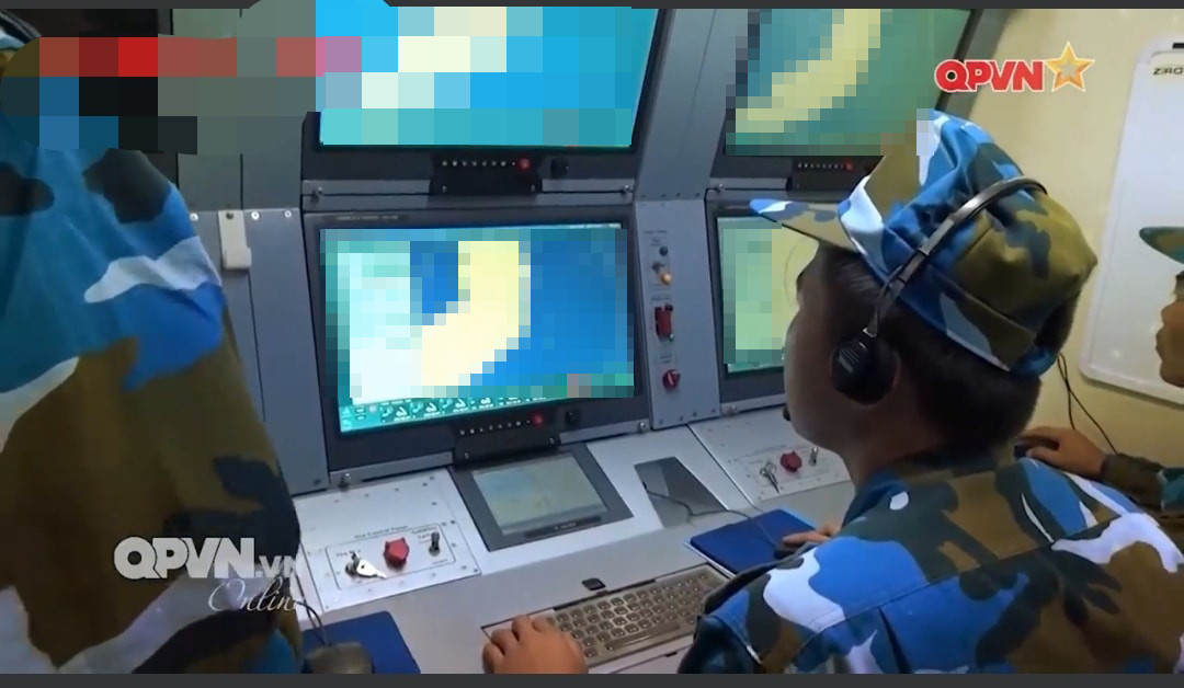 Bên trong khoang điều khiển của tổ hợp tên lửa SPYDER là những màn hình điện tử cùng hệ thống máy tính cực kỳ hiện đại, tiên tiến. Bản thân phần mềm của tổ hợp này cũng được Israel thiết kế riêng. Nguồn ảnh: QPVN.