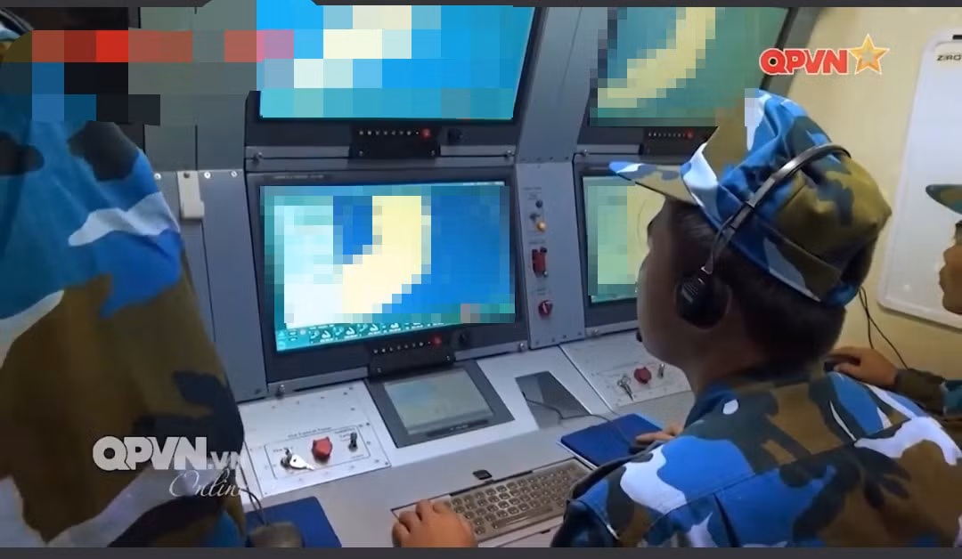 Bên trong khoang điều khiển của tổ hợp tên lửa SPYDER là những màn hình điện tử cùng hệ thống máy tính cực kỳ hiện đại, tiên tiến. Bản thân phần mềm của tổ hợp này cũng được Israel thiết kế riêng. Nguồn ảnh: QPVN.