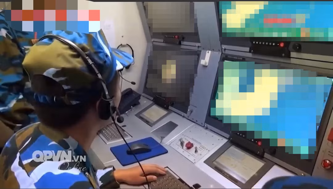 Theo nhà sản xuất, tổ hợp SPYDER là sự kết hợp giữa các công nghệ hiện đại hàng đầu thế giới hiện nay về hệ thống chỉ huy, quản lý sử dụng vũ khí và xử lý thông tin tình báo. Nguồn ảnh: QPVN.