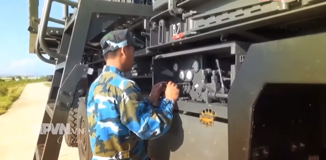 Các tổ hợp tên lửa SPYDER của chúng ta được đặt trên khung gầm của xe tải đa dụng RMMV HX, đây là mẫu xe tải do tập đoàn Rheinmetall MAN của Đức thiết kế và sản xuất, có khả năng cơ động đa địa hình rất tốt. Nguồn ảnh: QPVN.