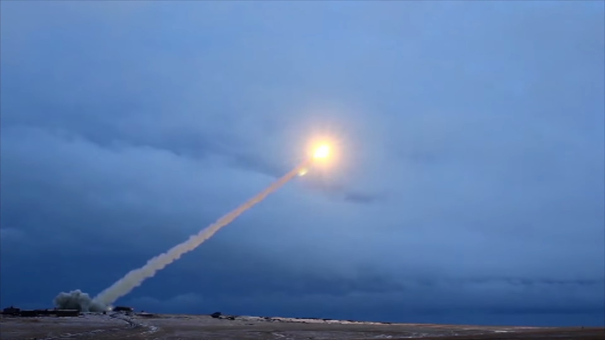 Bản thân Tổng thống Nga Vladimir Putin cũng từng phát biểu trong Thông điệp gửi Quốc hội Liên bang năm 2018, khẳng định rằng loại tên lửa Burevestnik này "có tầm bắn gần như không giới hạn" và "quỹ đạo bay không thể đoán trước". Nguồn ảnh: BMDP.