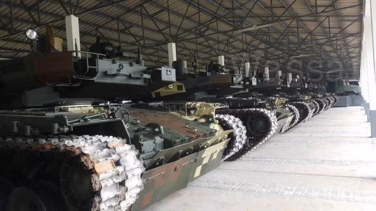 Do đó tại Kharkov, họ đã quyết định lắp đặt các yếu tố bảo vệ động lực trong các thùng chứa tiêu chuẩn, vốn đã được sử dụng trên T-64 phiên bản 2017 và xe tăng chủ lực T-80BV. So với hệ thống bảo vệ tích hợp của Bulat, chúng nhẹ hơn nhiều và không gây quá tải cho xe tăng.